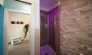 Dusche, Haartrockner, Bidet, Handtücher