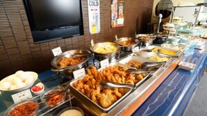 A buffet with various food items and condiments. - Nikoh Capsule Hotel Refre - Hostel - Caters to Men (Sapporo)