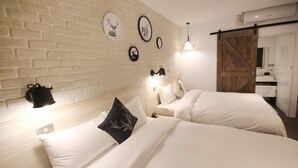 A hotel room with two beds, a brick wall, and a sliding barn door. - Pinestone Inn (Ji'an)