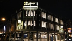 A modern building with a prominent sign at the top. - Pinestone Inn (Ji'an)