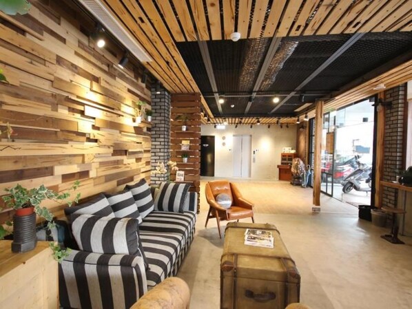 Lobby sitting area - Pinestone Inn (Ji'an)