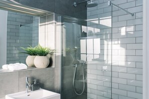 Douche, sèche-cheveux, serviettes fournies