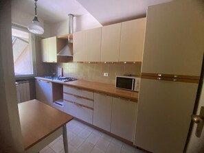 Réfrigérateur, micro-ondes, lave-vaisselle, cafetiÚre/bouilloire