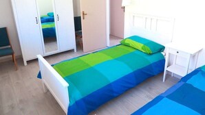 A bedroom with a bed, a wardrobe, a desk, and a chair. - Selva 1 lake view apartment in Ghiffa with pool (Ghiffa)