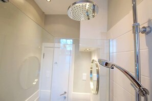 Shower, hair dryer, towels, shampoo