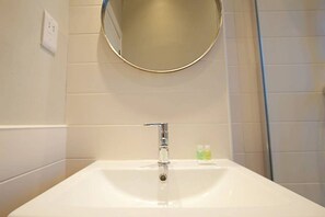 Shower, hair dryer, towels, shampoo