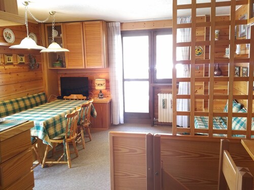 Ski chalet Cervinia MARTINO ski-in-ski-out 8p apartment sunny spacious wifi