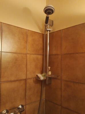 Tina con regadera, secadora de cabello, bidet, jabón 