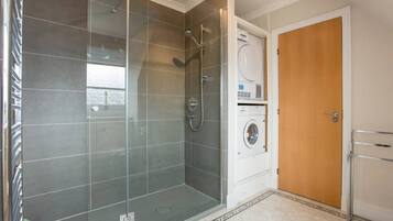 Bathtub, free toiletries, hair dryer, towels