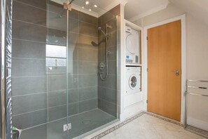 Bathtub, free toiletries, hair dryer, towels