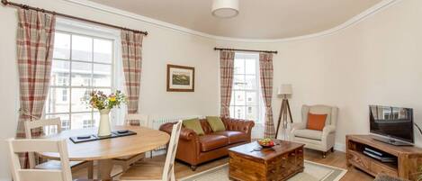 Televisio, DVD-soitin, työhuone