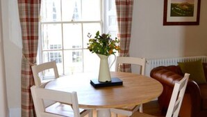 Dining - Trendy & Stylish Apartment in Edinburgh's New Town (Edinburgh)