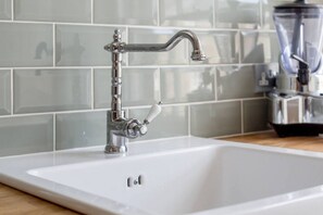 Combined shower/tub, free toiletries, hair dryer, towels