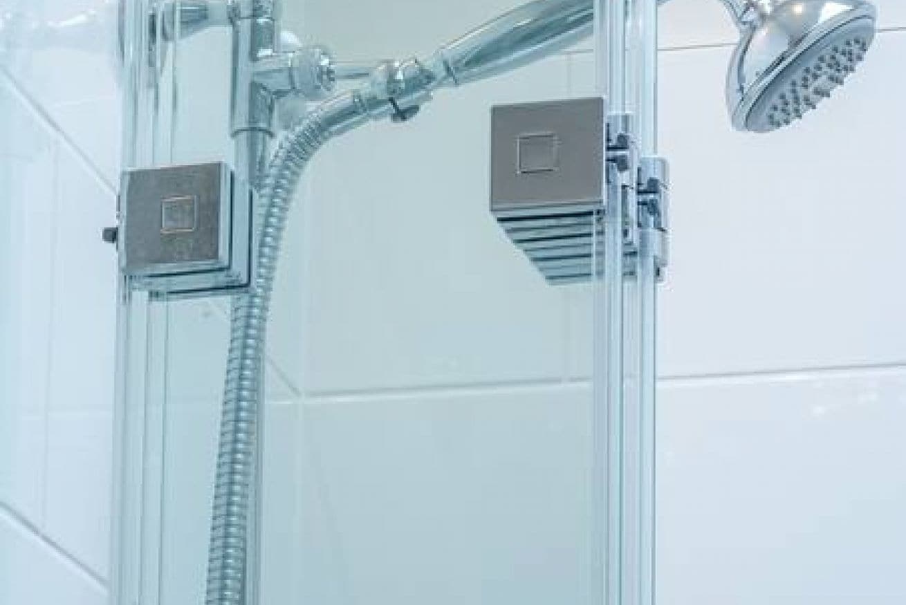 Ducha y bañera combinadas y artículos de higiene personal gratuitos