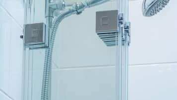 Ducha y bañera combinadas y artículos de higiene personal gratuitos