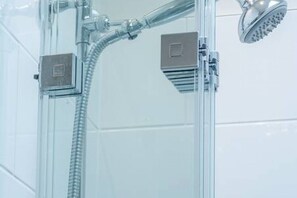 シャワー付き浴槽、バスアメニティ (無料)、ヘアドライヤー、タオル