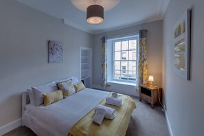 2 bedrooms, desk, iron/ironing board, WiFi