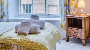 2 bedrooms, desk, iron/ironing board, WiFi