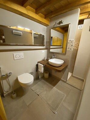 Baignoire, sèche-cheveux, bidet, serviettes fournies
