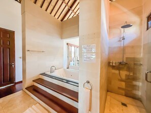 Bañera con ducha, bañera de hidromasaje, secador de pelo, toallas