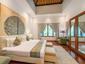 4 slaapkamers, een kluis op de kamer, een bureau