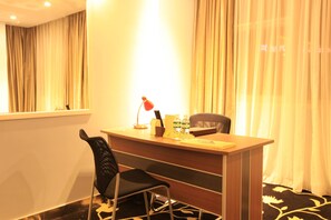 Deluxe Executive Room  | In-room safe, desk, blackout drapes, free WiFi - Shenghui Hotel (Guangzhou)