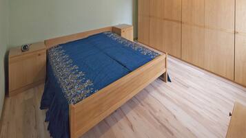 1 bedroom, iron/ironing board, internet, bed sheets