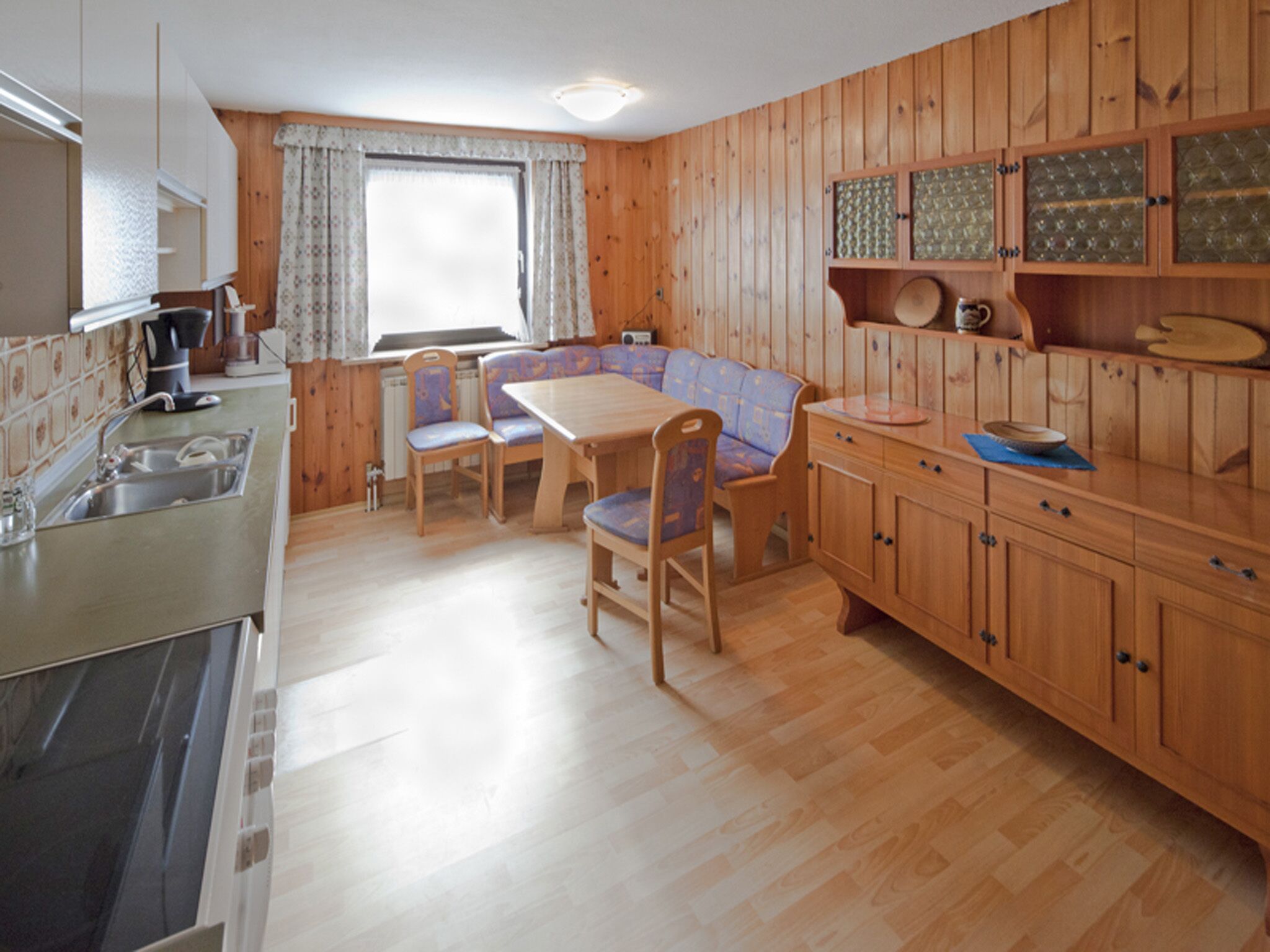 Kühlschrank, Ofen, Herdplatte, Wasserkocher mit Kaffee-/Teezubehör