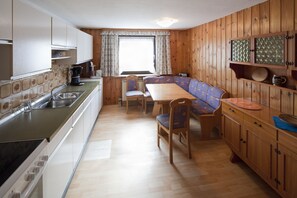 Kylskåp, ugn, spishäll och kaffe- och tebryggare