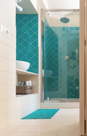 Shower, hair dryer, bidet, towels