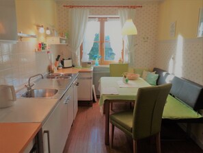 Kühlschrank, Ofen, Herdplatte, Wasserkocher mit Kaffee-/Teezubehör