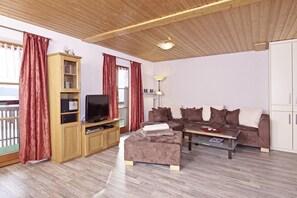 Fernseher, DVD-Player, Tischtennisplatte