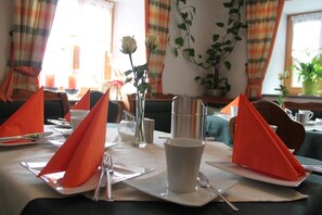 Dining - Ferienwohnung im Erdgeschoss 45 qm, Schlafzimmer, Wohn-/Schlafraum, separate Küche, 4 Sterne, max. 4 Personen (Anger)