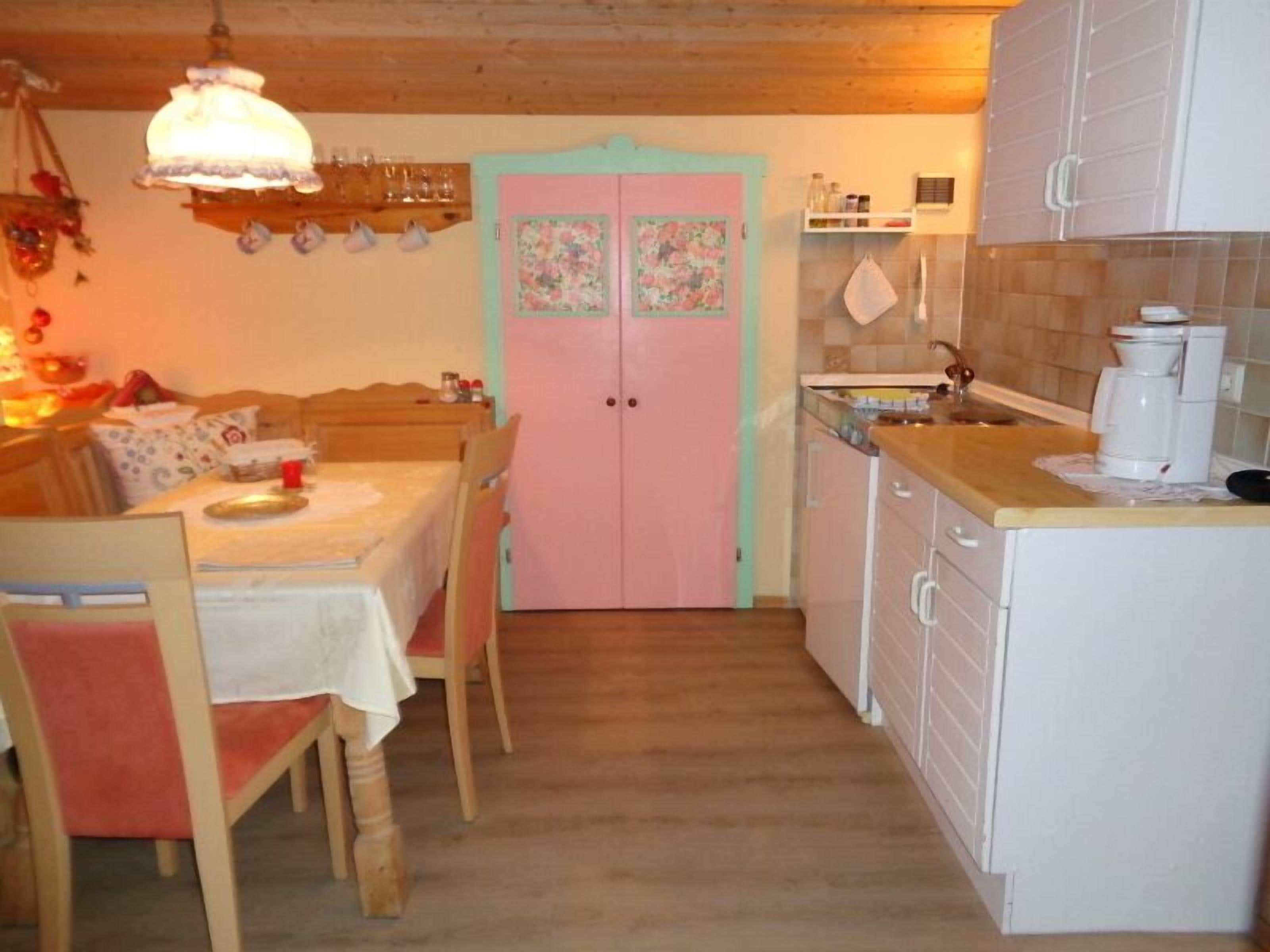 Frigorífico, placa de cocina, cafetera o tetera y tostadora