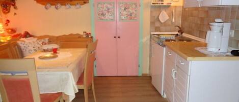 Frigorífico, placa de cocina, cafetera o tetera y tostadora