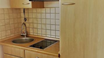 Kühlschrank, Mikrowelle, Herdplatte, Wasserkocher mit Kaffee-/Teezubehör