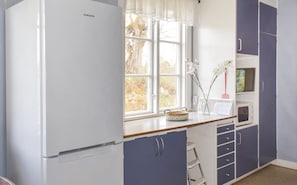 Réfrigérateur, micro-ondes, plaque de cuisson, cafetiÚre/bouilloire