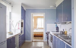 Fridge, stovetop, coffee/tea maker