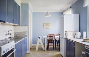 Réfrigérateur, micro-ondes, plaque de cuisson, cafetiÚre/bouilloire