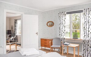 2 bedrooms, travel crib