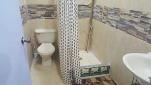 Shower, free toiletries