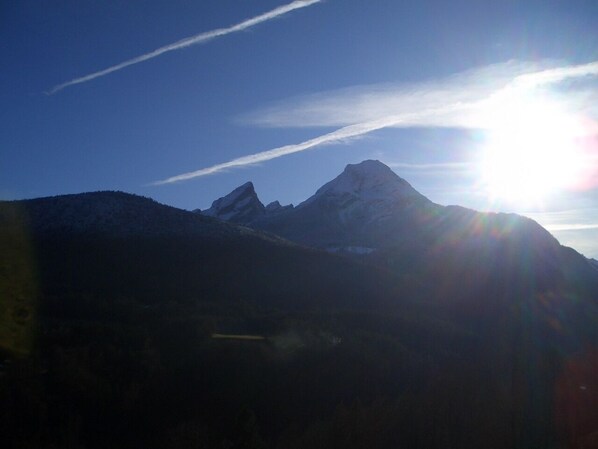 Una cordillera con cielo despejado y luz solar.