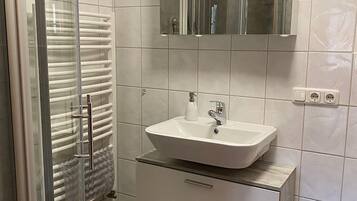 Dusche, Haartrockner, Handtücher