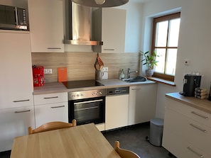 Køleskab, mikrobølgeovn, ovn, kogeplade