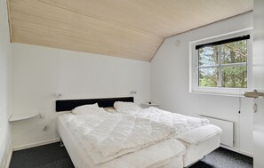 5 bedrooms, travel crib, free WiFi