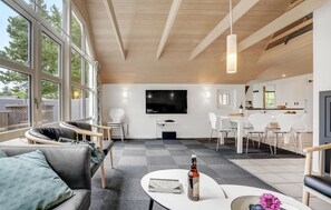 TV, fireplace, table football - Cozy home in Nørre Nebel with sauna (Nørre Nebel)