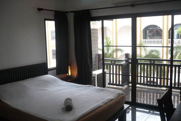 Superior Double Room (Front Side) | Skrivbord, mörkläggningsgardiner och gratis wi-fi