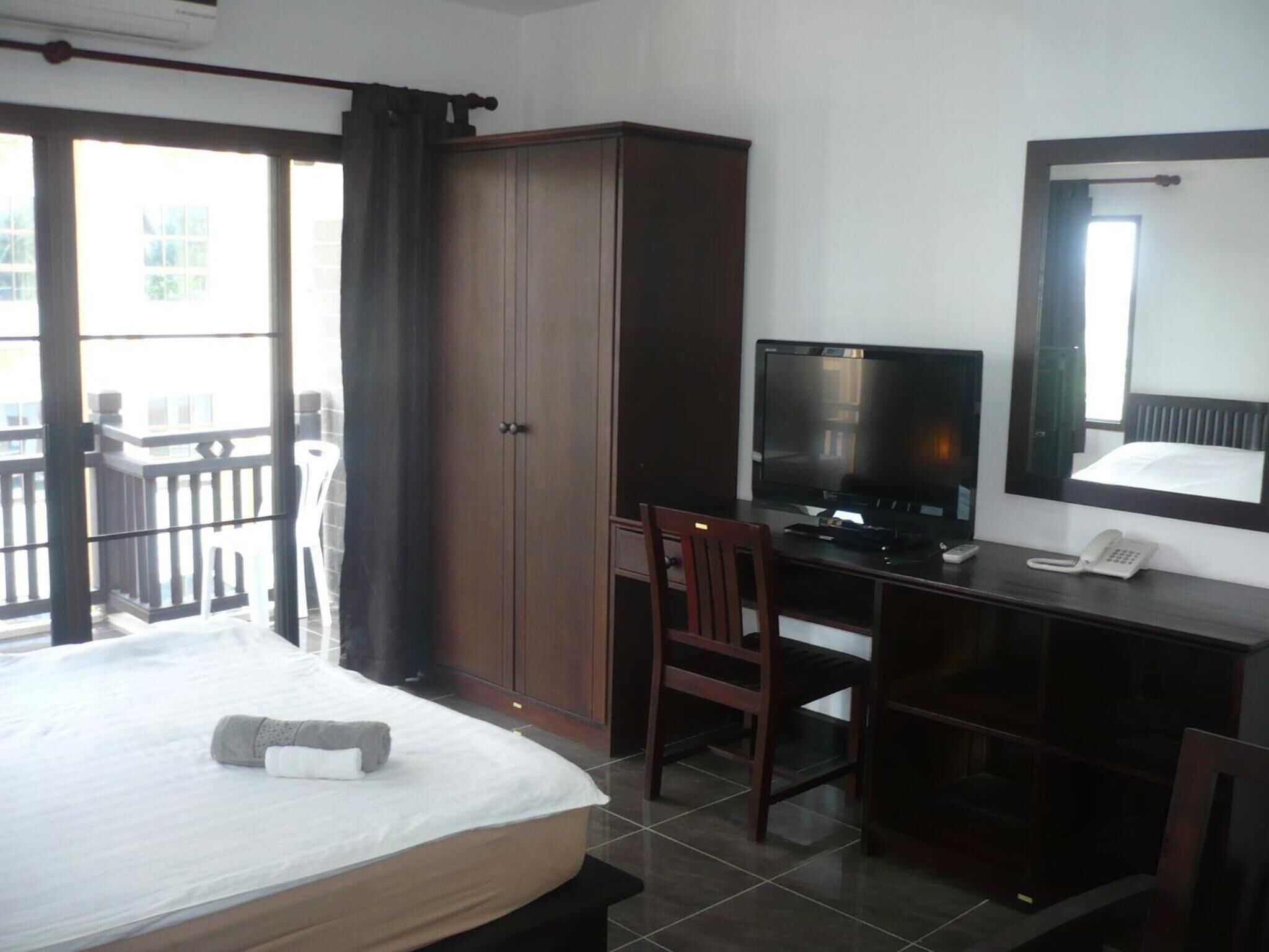 Meja kerja, tirai kedap cahaya, dan Wi-Fi gratis