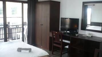 Meja kerja, tirai kedap cahaya, dan Wi-Fi gratis