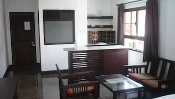 Superior Double Room (Front Side) | Wohnbereich | Flachbildfernseher
